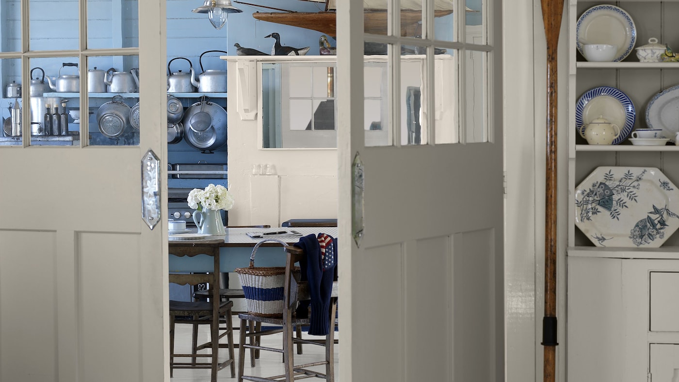 Biały pokocha towarzystwo innego koloru. Jeśli nie lubisz kontrastów, wybierz lekką, delikatną szarość, jak np. Szare Płótno. 