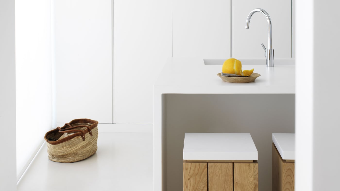 Biel to nasz priorytet i nie chcemy zaburzać uzyskanej harmonii intensywnymi barwami? Najprostszą receptą będzie drewno! 