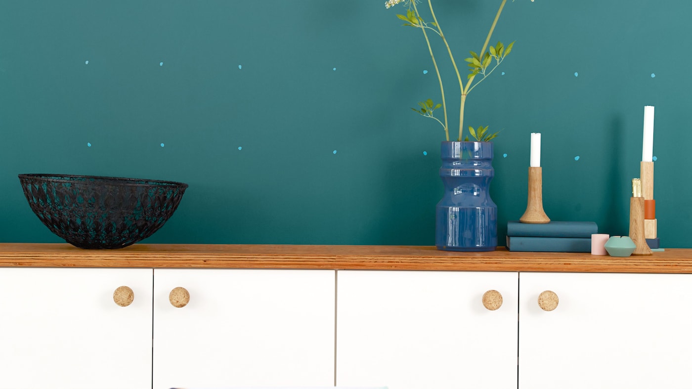 Białe fronty szafek wejdą w dialog z mocnym kolorem, chociażby Turkusowym Archipelagiem. 