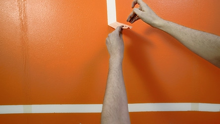 Pomaluj ścianę Dulux EasyCare Kuchnia i Łazienka - Serce Tybetu. Po wyschnięciu farby odklej taśmy malarskie.