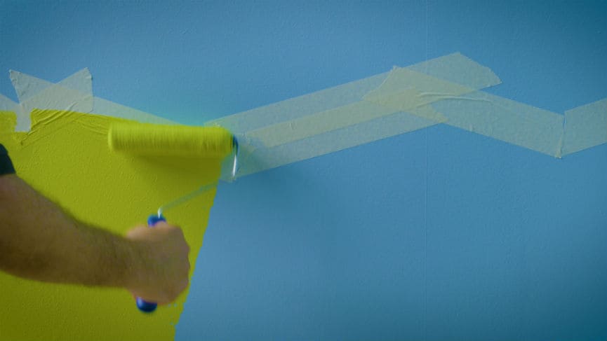 Zieloną farbą pomaluj trawę na ścianie w pokoju dziecka.