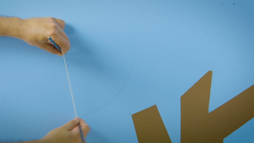 Za pomocą sznurka i ołówka narysuj okręgi korony drzewa w pokoju troli.