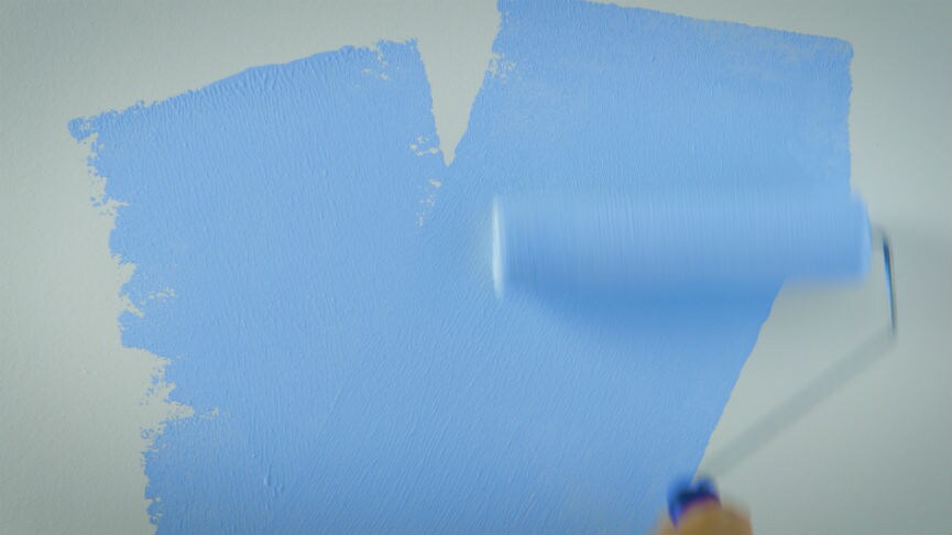 Pomaluj wałkiem ścianę w kolorze niebieskim