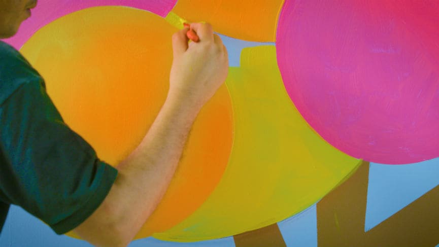 Kolorowymi farbami pomaluj koronę drzewa w pokoju dziecka,