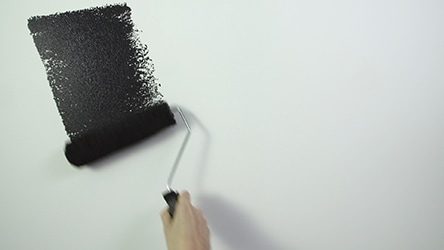 Pomaluj ściany farbą Dulux EasyCare Mgła Absolutna i Nocna wyprawa.