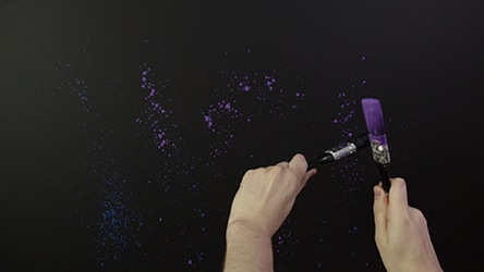 Rozrób farbę z wodą i pochlap pędzlem ścianę. Zacznij od koloru Niezłomny fiolet.