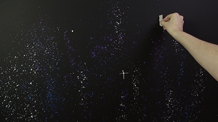 Zrób świecące gwiazdki na ścianie za pomocą patyczka.