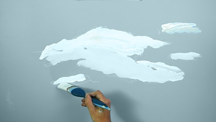 Białą farbą Dulux EasyCare Czar Alabastru, namaluj chmurę