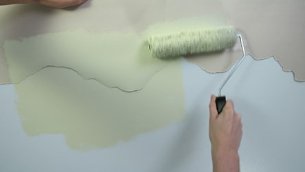 Rozedrzyj arkusz papieru, aby uzyskać nieregularne linie i przyklej taśmą malarską do ściany.