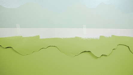 Pomaluj fragment ściany kolorem Niezłe Ziółko z Dulux EasyCare oraz Zieleń pod Ochroną.