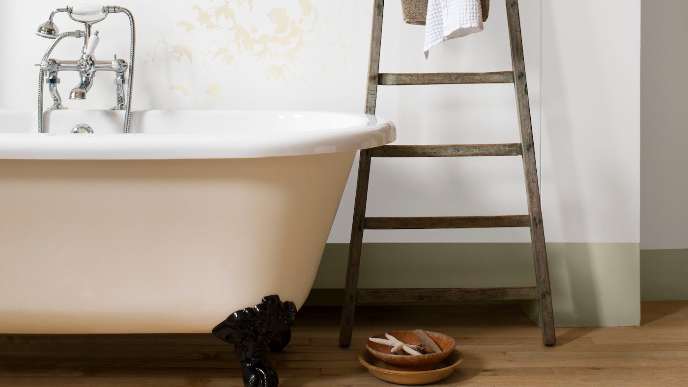 Surowe ściany i szarości to świetny pomysł na aranżację łazienki.