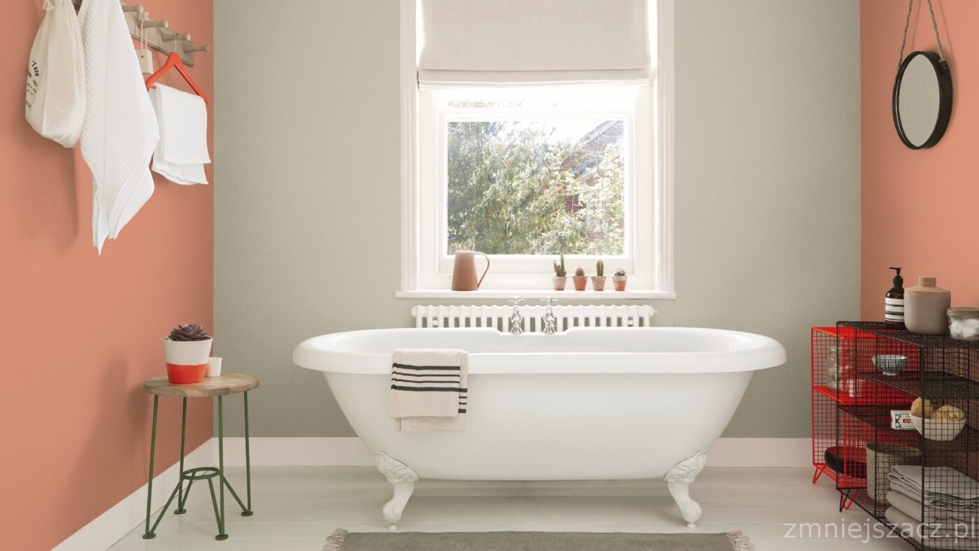 Białe ściany w łazience świetnie komponują się z kontrastującym wyrazistym kolorem.