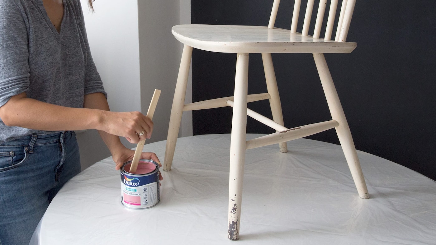 Mieszanie farby przed pomalowaniem krzesła