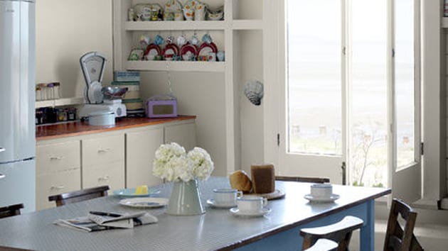 Białe ściany, nieco szarości, błękitny stół i TA piękna industrialna lampa. Jesteśmy na tak. 