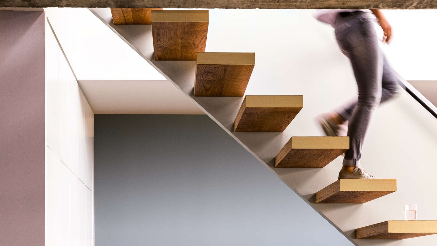 Salon ze schodami - aranżacje