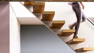 Sposoby na nowoczesny salon ze schodami