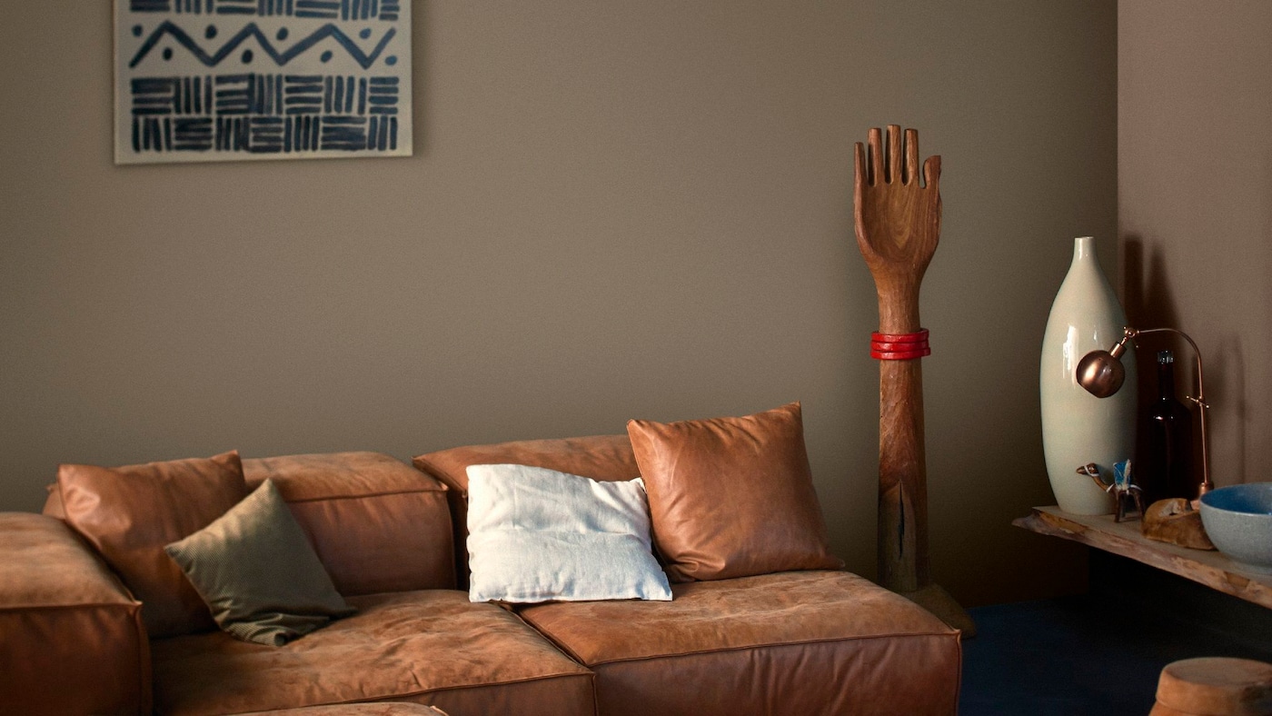 Urządzając mieszkanie w stylu etnicznym, pamiętaj o dodatkach w kolorach brązu, czerni, czerwieni lub szarości.