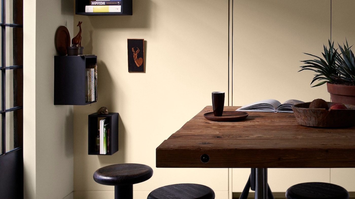 Ciemne, brązowe meble idealnie pasują do pomieszczeń urządzanych w stylu etnicznym.