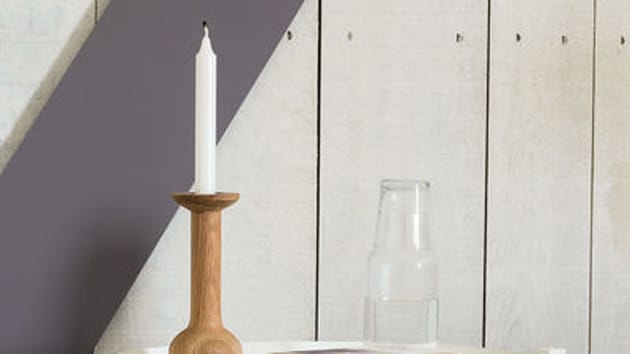 Oprócz szarości w industrialnej sypialni sprawdzą się wszelkie odcienie niebieskiego, chłodne, rozmyte błękity, przywodzące na myśl niebo okryte chmurami. 