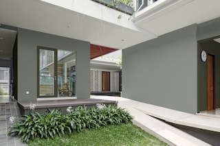 Szara elewacja domu – gdzie pasuje? 