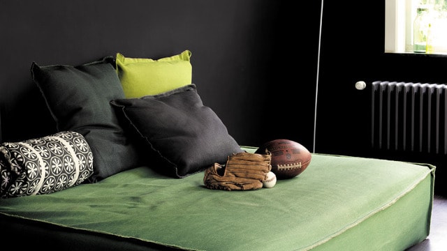 Szare ściany w pokoju młodzieżowym
