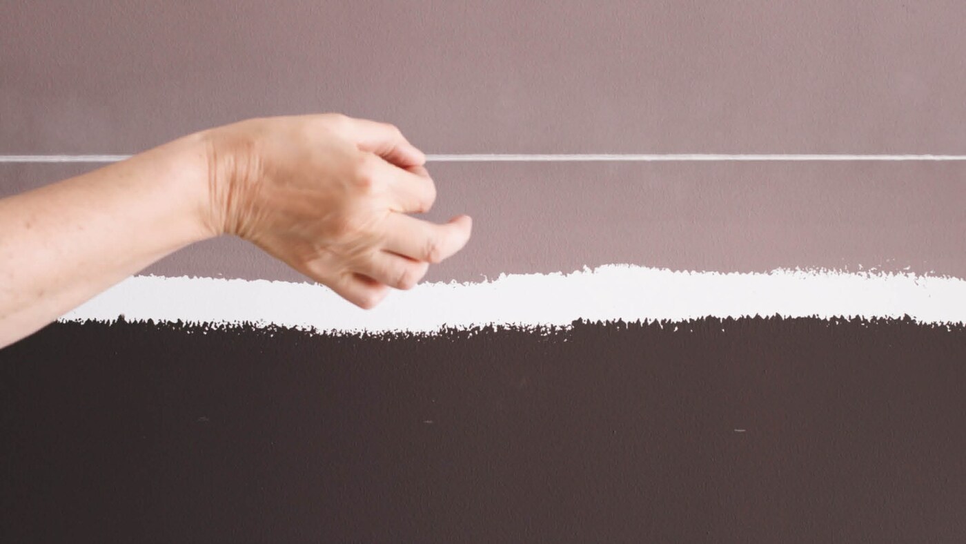 Użyj kredy, sznurka i taśmy, aby ponownie wyznaczyć równoległe linie