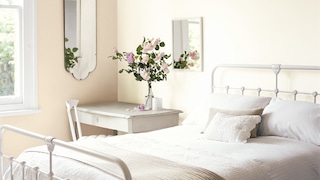 Uniwersalna beżowa sypialnia