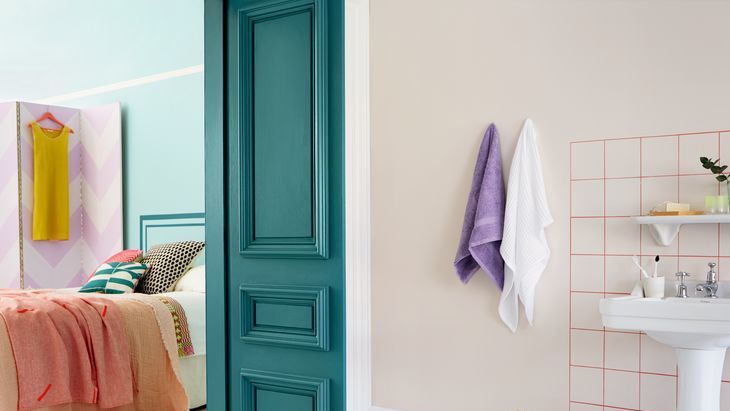 Do łazienki wybieramy farby o specjalnym zastosowaniu. Dzięki temu takie odcienie, jak Przydymiony Róż, zachowają trwałość mimo wilgotnego środowiska. 