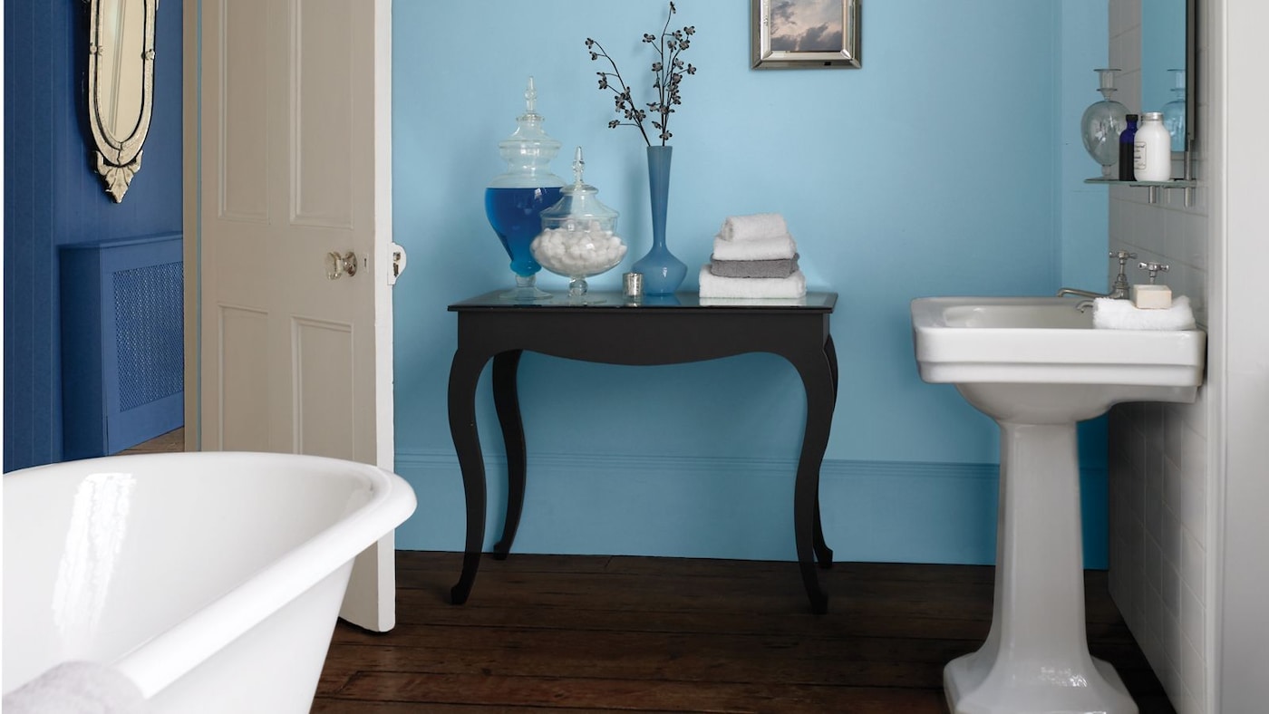 Niebieska łazienka doskonale sprawdzi się we wnętrzach w eleganckim, kobiecym stylu. 