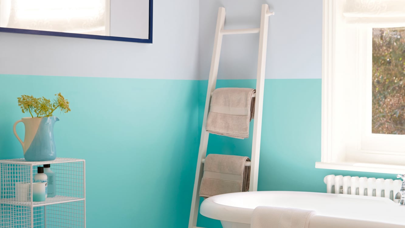 Zestawienie niebieskiego z innym kolorem, np. szarością, sprawi, że całość będzie prezentowała się rześko i
nowocześnie (Turkusowy Archipelag)