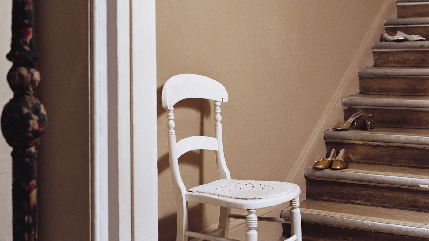 Ciemny przedpokój nie musi być nudny. Wystarczy zadbać o jasne dodatki na tle neutralnych ścian.