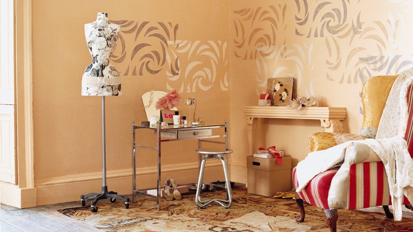 Ciemny neutralny kolor ścian w salonie jest świetnym tłem dla jasnych dodatków.