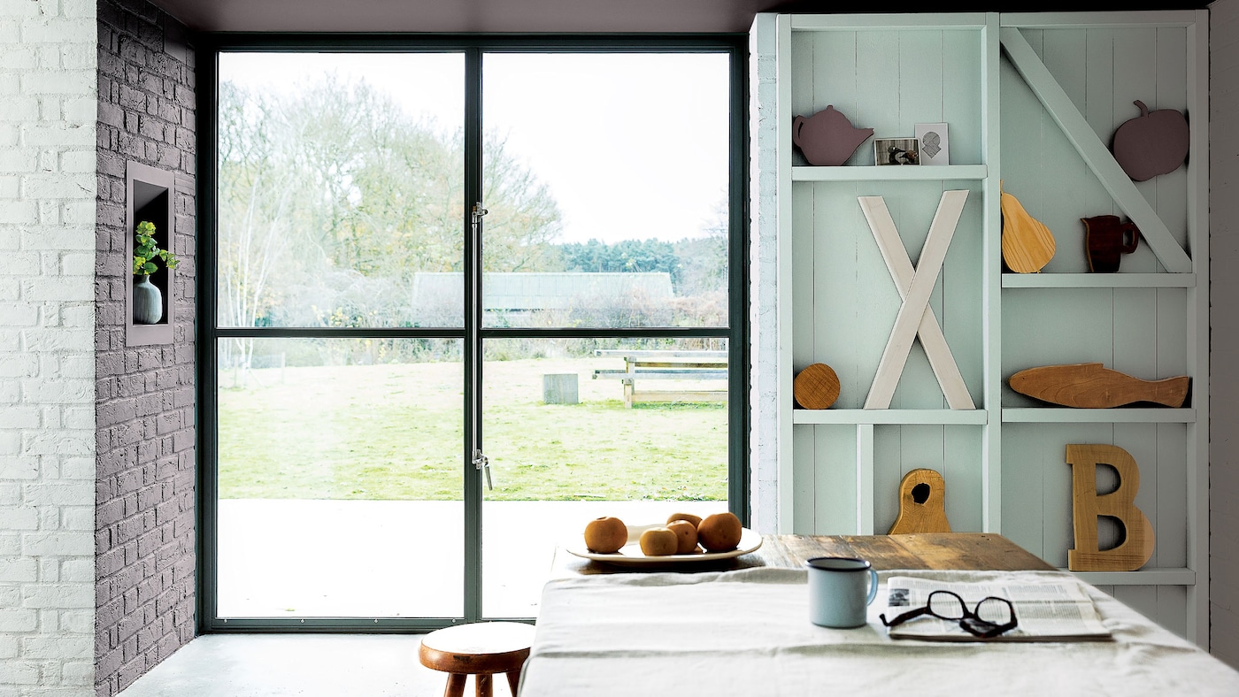 Trend dekoratorski 2016 - Słowa i obrazy to zestawienie szarości i błękity w industrialnym stylu.