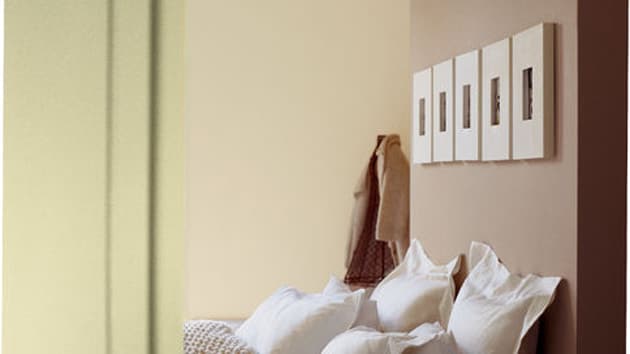 Beżowa sypialnia to miejsce idealne do odpoczywania, takie, w którym zapadniemy w błogi sen zaraz po zamknięciu oczu.