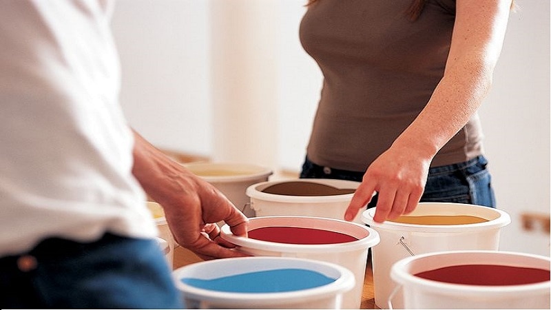 Dwie osoby dyskutują jak łączyć kolory farb