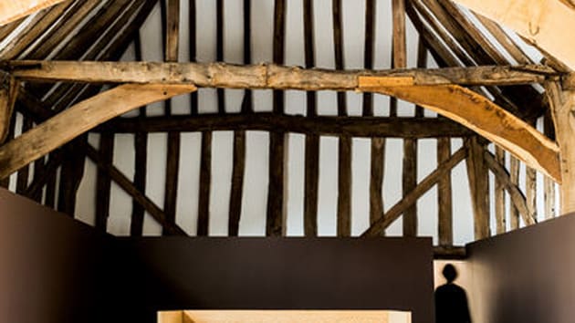 Charakterystycznym, niepowtarzalnym detalem, który możemy znaleźć na wielu poddaszach, są drewniane belki wzmacniające konstrukcję dachową. 