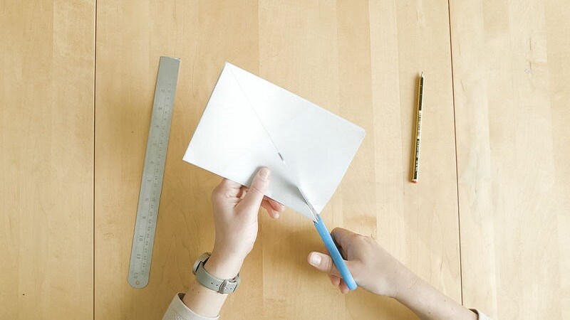 Przygotuj sama efekt dekoratorski w postaci rombów na ścianie. Na początku wytnij wzór, który chcesz zamieścić na ścianie.