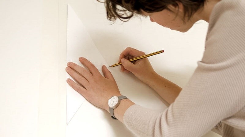 Odrysuj wycięty wzór rombu na ścianie.