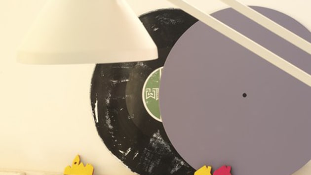 Warto zainwestować w stelaże i wieszaki, półki i regały czy specjalne separatory, dzięki którym posegregujemy sprzęt, pogrupujemy przedmioty