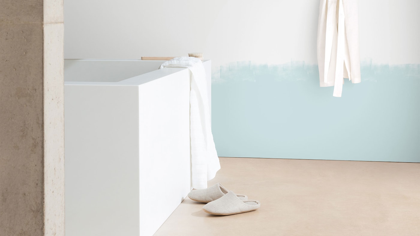 W małej łazience świetnie sprawdzą się jasne kolory, np. Biała w połączeniu z Błękitne Jezioro. Oczywiście, w wersji hydrofobowej 