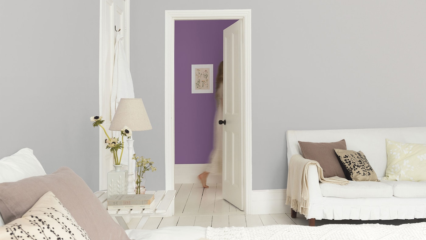 Zadbaj o ciągłość kolorystyczną w całym wnętrzu. Potraktuj aranżację jako całość-  Niewzruszona Szarość świetnie komponuje się z Niezłomnym Fioletem. 