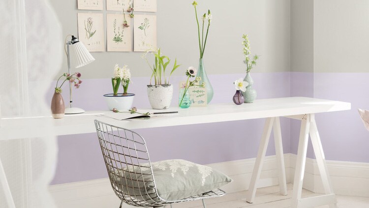 Dzięki łączeniu delikatnych barw rozświetlimy, rozjaśnimy pomieszczenie. Tu na jednej ścianie znalazły się Białe Noce i Wrzosowy Świt z Kolorów Świata Dulux. 