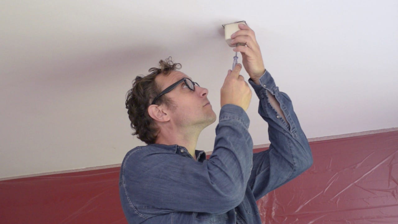 Przed pomalowaniem sufitu, upewnij się, że powierzchnia jest odpowiednio przygotowana.