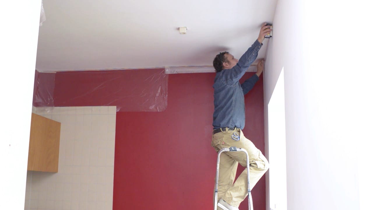 Zanim przystąpisz do malowania sufitu pamiętaj, aby dobrze zabezpieczyć podłogę i ściany przed chlapaniem.