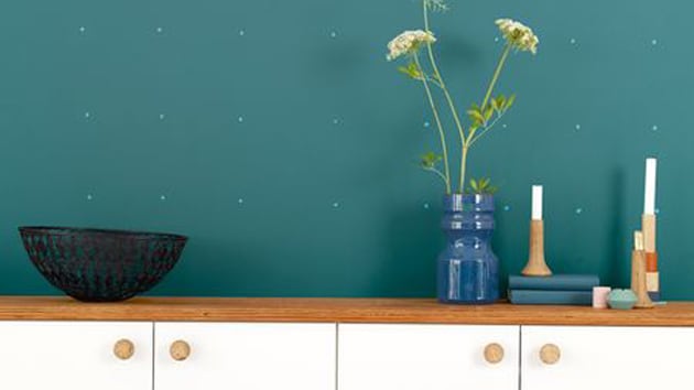 Turkusy czy kolory morskie są dość intensywne, dlatego wystarczy, że zaplanujemy je na jedną ścianę lub jej fragment. 