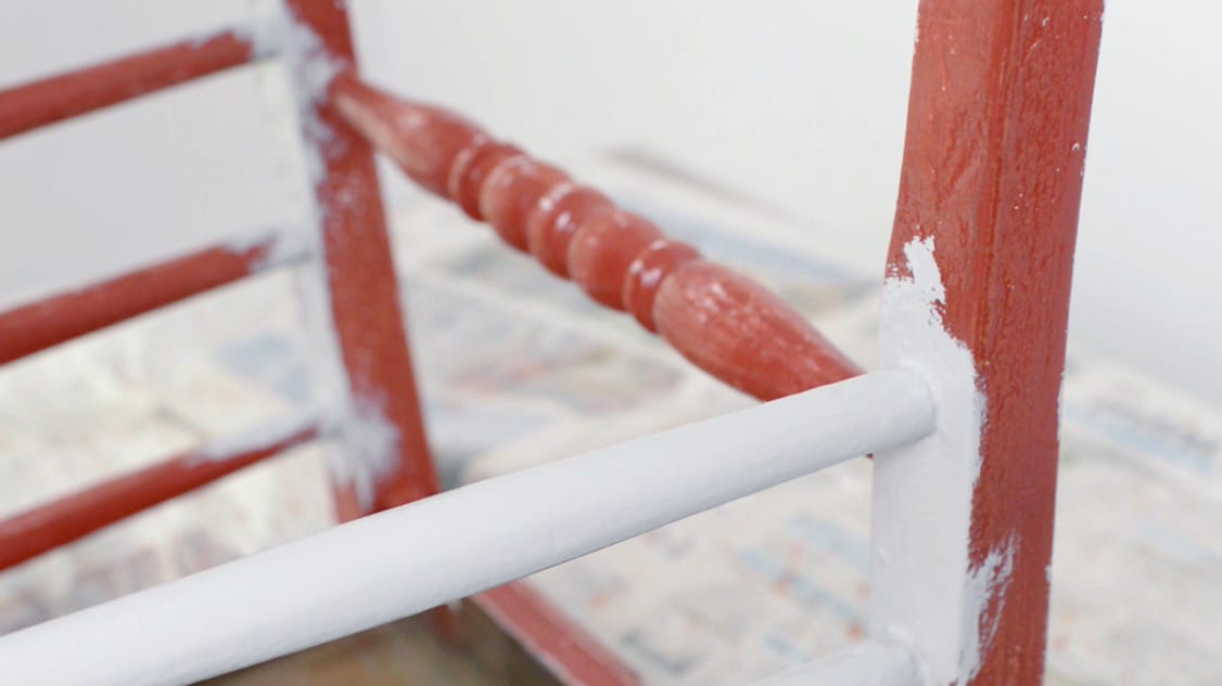 Stary drewniany brązowy taboret pomalowany na biało za pomocą specjalnej farby do mebli Dulux. Kolor białego Wina pasuje idealnie do stylu skandynawskiego!