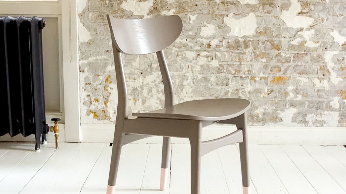 Stare drewniane krzesło odnowione szaro-brązową farbą do malowania mebli