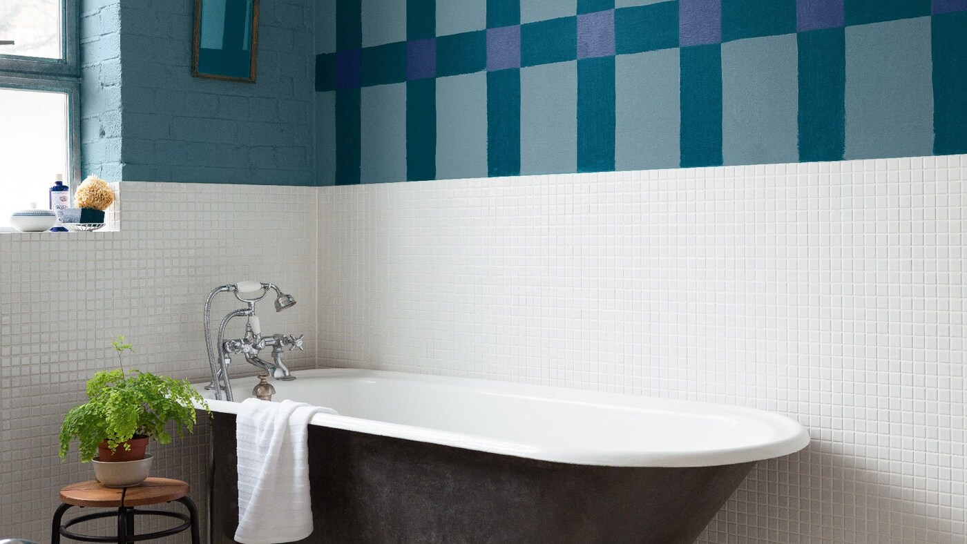 Kiedy masz jasne płytki w łazience, spróbuj odważnego koloru na ścianie.