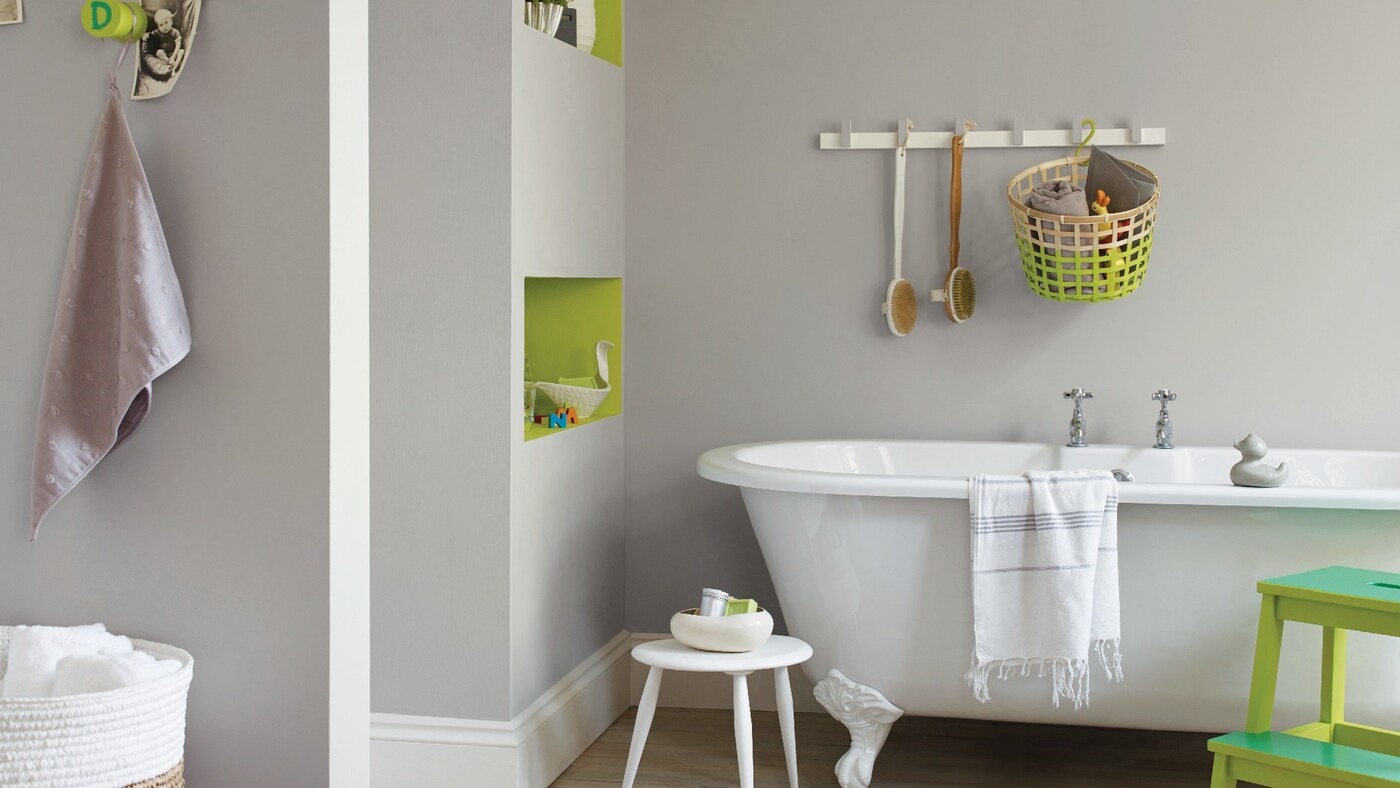 Idealnym kolorem do łazienki będzie biel z zielonymi akcentami.
