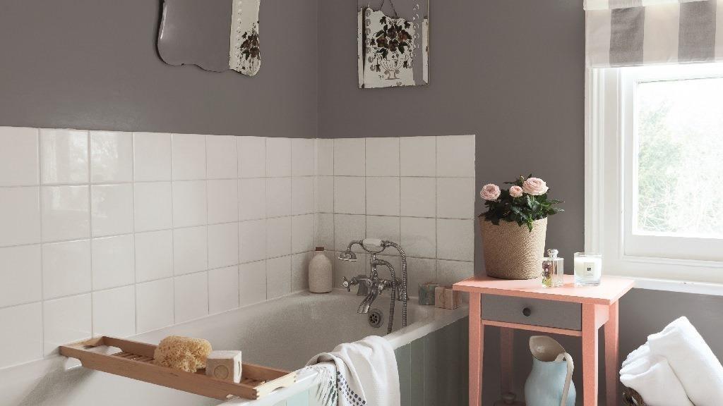 Pomaluj ścianę wokół okna w łazience.